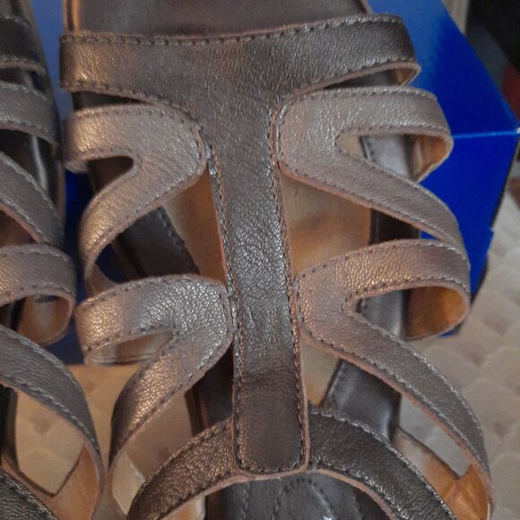 NaturalSoul by Naturalizer Bronze & Gold Sandals 9M. - Picture 2 of 5